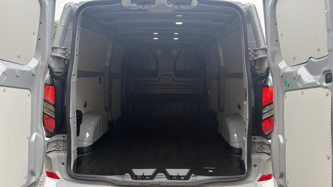 Ford Transit Custom 280 L2 Diesel Fwd 2.0 EcoBlue 136ps H1 Van Limited - Image 12
